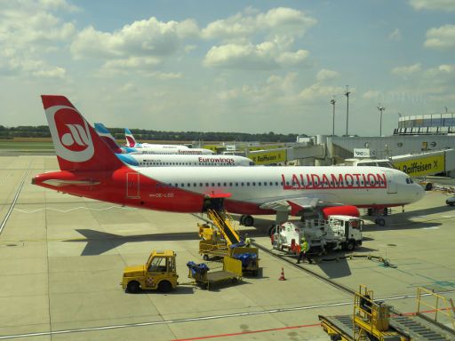 Flughafen Wien, VIE, Österreich, Laudamotion / Ryanair Maschine im Juni 2018