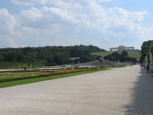 Schloss Schönbrunn, Wien, Österreich, Schlosspark Großes Parterre im Hintergrund die Gloriette