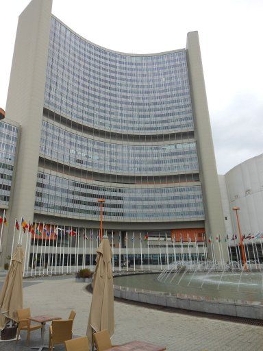 UNO, Vereinte Nationen, Wien, Österreich, zentraler runder Platz mit einem der beiden halbrunden Bürogebäuden