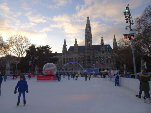 Wiener Eistraum 2019, Wien, Österreich, Eislaufbahn im Park, Blick Richtung Rathaus