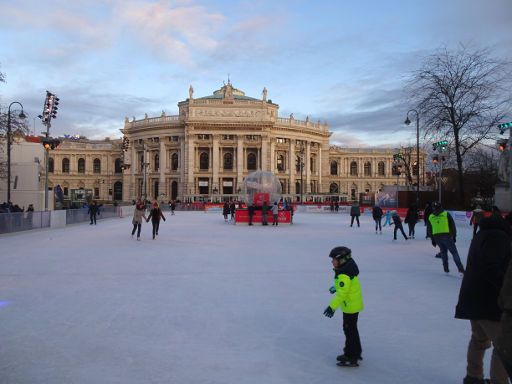 Wiener Eistraum 2019, Wien, Österreich, Eislaufbahn im Park, Blick Richtung Burgtheater