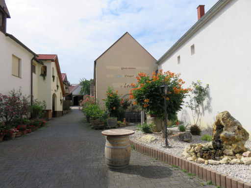 Winzerzimmer Weingut Tinhof, Eisenstadt, Österreich, Innenhof mit Garten und Sitzgelegenheiten