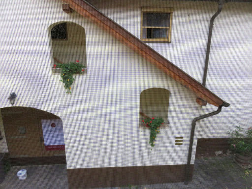 Winzerzimmer Weingut Tinhof, Eisenstadt, Österreich, Ausblick aus dem Fenster mit Fliegengitter in den Innenhof