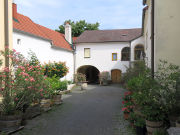 Winzerzimmer Weingut Tinhof, Eisenstadt, Österreich, Innenhof mit Garten und Sitzgelegenheiten