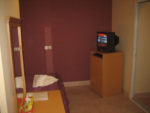 Mutrah Hotel, Muscat, Oman, Zimmer 401 mit Fernseher, Minibar, Spiegel, kleinem Tisch und Hocker