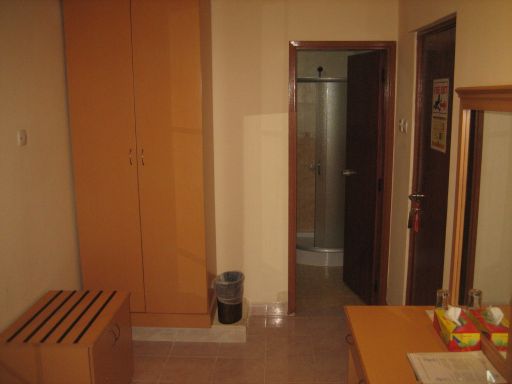 Mutrah Hotel, Muscat, Oman, Zimmer 401 mit Kofferablage, Schrank, Eingangstür und Tür zum Bad
