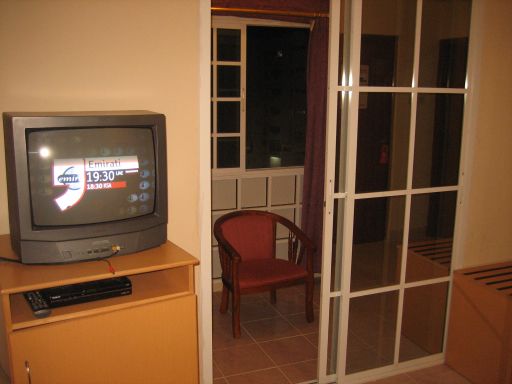 Mutrah Hotel, Muscat, Oman, Zimmer 401 mit Fernseher mit Satellitenempfänger, Tür zum ehemaligen Balkon