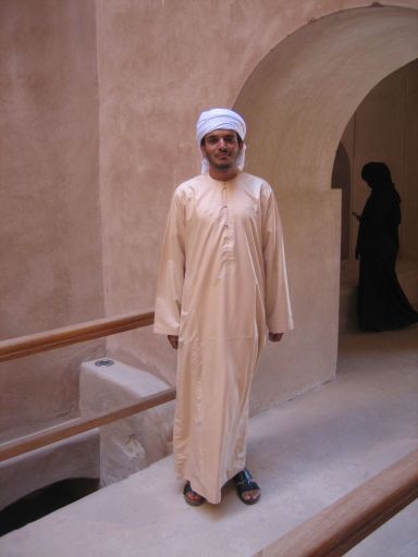 PKW Rundreise, Oman, Omaner im Hintergrund seine Frau