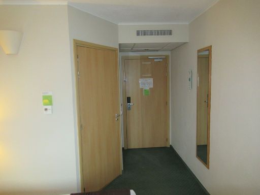Campanile Poznań, Poznań - Posen, Polen, Zimmer 405 mit Trennwand und Eingangstür Badezimmer, Klimaanlage, Eingangstür und Wandspiegel