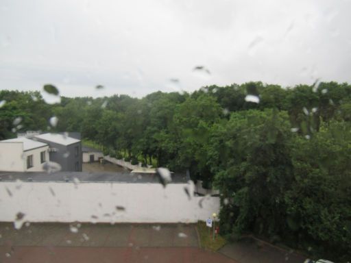 Campanile Poznań, Poznań - Posen, Polen, Zimmer 405 mit Ausblick auf den Parkplatz und die Bahnstrecke