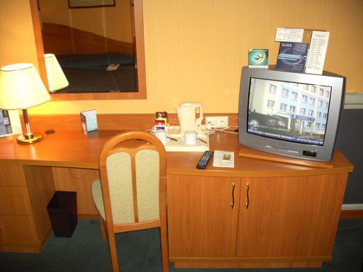 Holiday Inn Hotel Warschau, Warschau, Polen, Schreibtisch mit Stuhl, Wasserkocher, Kaffee, Tee und Mini Bar