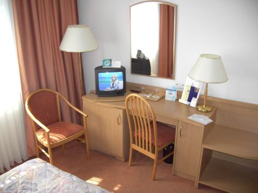 Hotel Grand Warschau, Polen, Standard Zimmer mit Doppelbett, TV, Schreibstisch, Stühlen, Spiegel