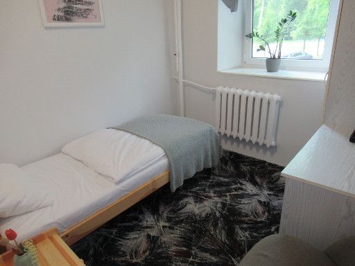 Hotel Wilczy Szaniec - Wolfsschanze, Kętrzyn - Rastenburg, Polen, Zimmer 20 mit Einzelbett, Heizkörper, Fenster, Schrank und Tisch