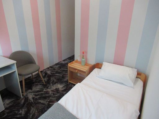 Hotel Wilczy Szaniec - Wolfsschanze, Kętrzyn - Rastenburg, Polen, Zimmer 20 mit Tisch, Stuhl, Nachtisch und Einzelbett