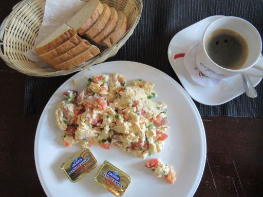 Hotel Wilczy Szaniec - Wolfsschanze, Kętrzyn - Rastenburg, Polen, Masurische Rühreier mit Brot, Butter und Kaffee