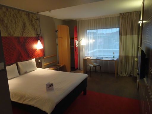 Ibis Wrocław Centrum, Breslau, Polen, Zimmer 121 mit Doppelbett, Nachttisch, Kofferablage, offener Schrank, Fenster, Tisch und Stuhl