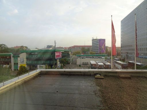 Ibis Wrocław Centrum, Breslau, Polen, Blick aus dem Fenster Richtung Tankstelle und Parkhaus