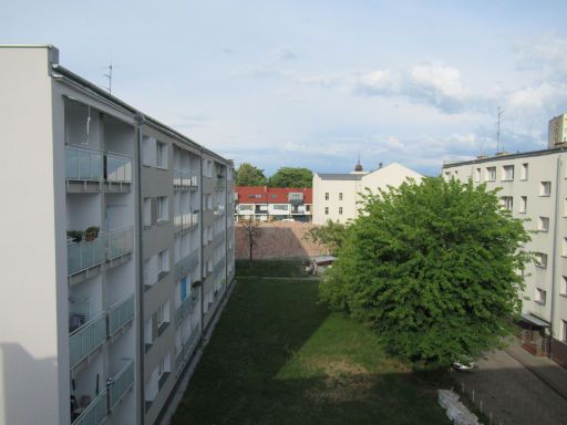 Kyriad Stargard, Pommern, Polen, Zimmer 414 mit Ausblick in den Innenhof mit Wohngebäuden