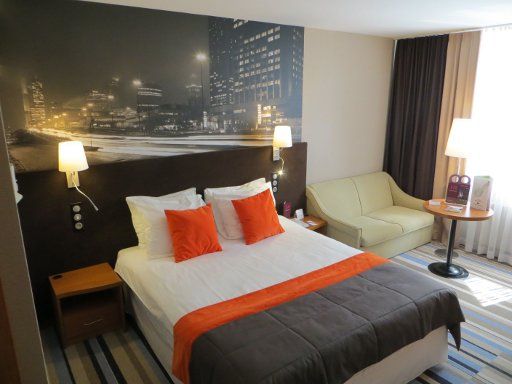 Mercure Warszawa Centrum, Warschau, Polen, Zimmer 343, Doppelbett, Sofa, Tisch und Fenster