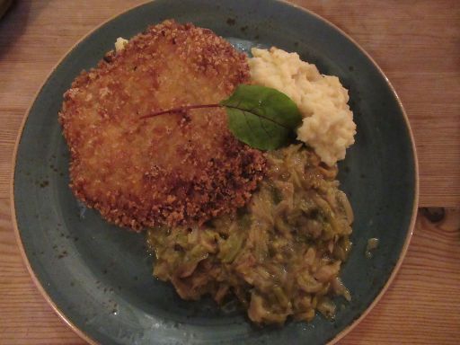 Restaurant Ogniem i Mieczem, Bydgoszcz – Bromberg, Polen, Schweineschnitzel mit Kartoffelstampf und süß saurem Kraut