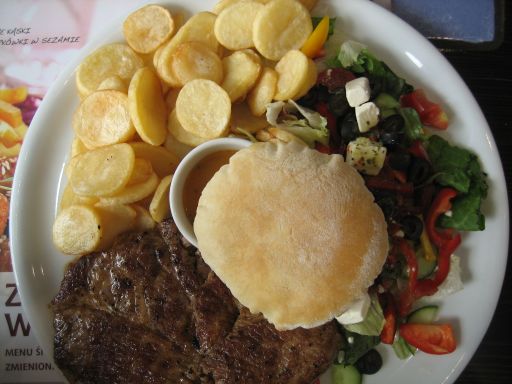 Steak mit Salat und Kartoffeln im Sphinx® Restaurant, Gdańsk - Danzig, Polen