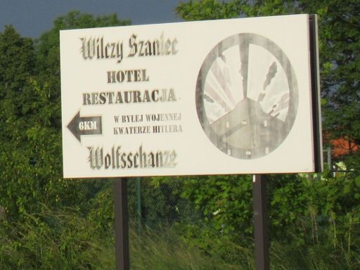 Wilczy Szaniec - Wolfsschanze, Restaurant, Kętrzyn - Rastenburg, Polen, Wegweiser auf der Straße von Kętrzyn