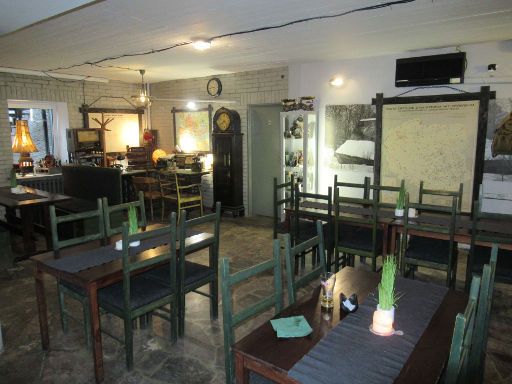 Wilczy Szaniec - Wolfsschanze, Restaurant, Kętrzyn - Rastenburg, Polen, Gastraum mit Dekoration Zweiter Weltkrieg