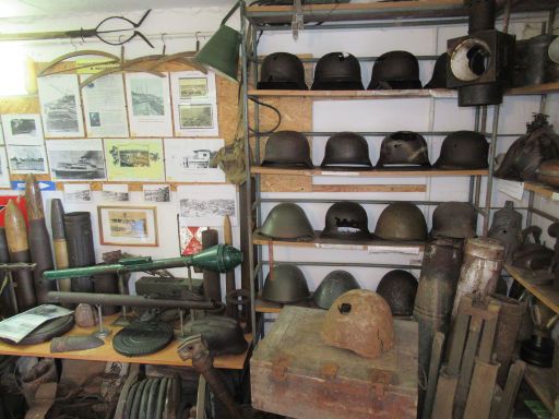 V3 Bunker Museum, Międzyzdroje, Misdroy, Pommern, Polen, Ausrüstungsgegenstände und Waffen