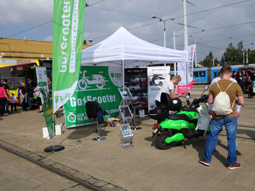 Historische Straßenbahn, Wrocław, Polen, Go Scooter Elektroscooter Sharing