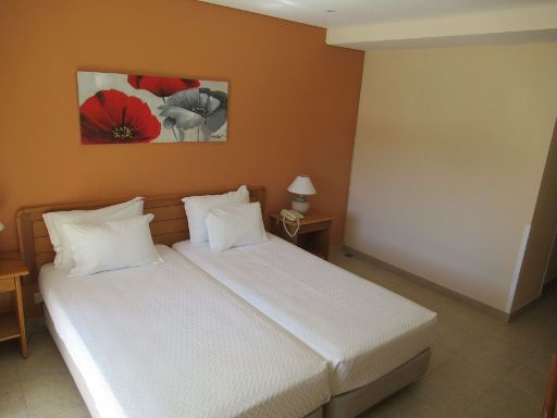 Hotel Alba, Monte Gordo, Portugal, Zimmer 203 mit zwei Einzelbetten, Nachttisch und Telefon