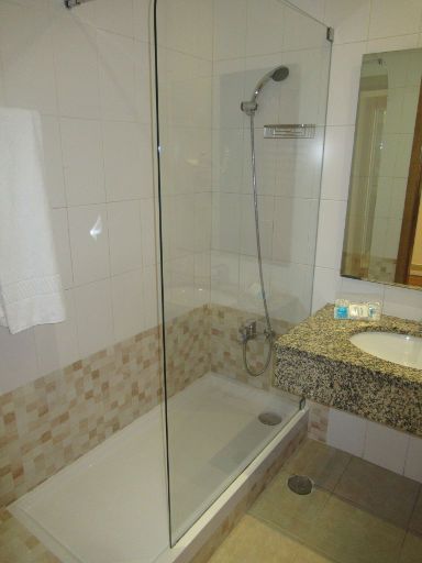 Hotel Alba, Monte Gordo, Portugal, Bad mit Dusche und Waschtisch