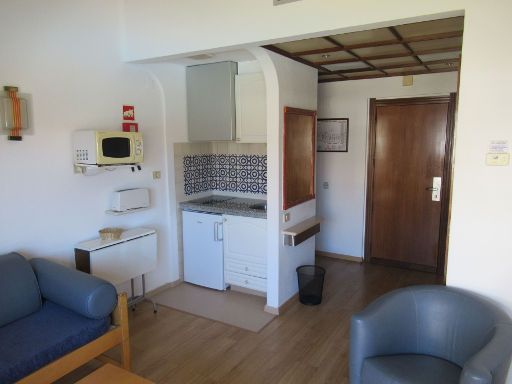 Hotel Brisa Sol, Albufeira, Portugal, Zimmer 0012 mit Herd, Kühlschrank, Waschbecken, Klimaanlage, Spiegel und Eingangstür