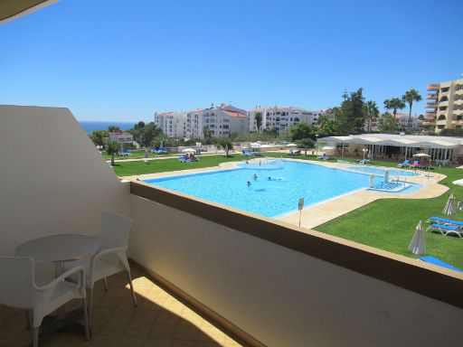 Hotel Brisa Sol, Albufeira, Portugal, Blick vom Balkon Richtung Schwimmbecken und Meer