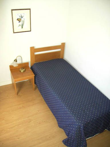 Hotel Afrin Lisboa (ehemals Hotel Residencial Estoril Lissabon), Portugal, Einzelzimmer mit Bett, Nachttisch und Tischleuchte