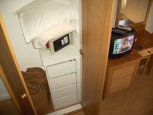 Hotel Afrin Lisboa (ehemals Hotel Residencial Estoril Lissabon), Portugal, Schrank mit Minisafe mit elektronischem Schloss