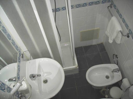 Hotel Afrin Lisboa (ehemals Hotel Residencial Estoril Lissabon), Portugal, Badezimmer mit Waschbecken, Duschkabine und WD