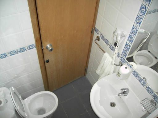 Hotel Afrin Lisboa (ehemals Hotel Residencial Estoril Lissabon), Portugal, Badezimmer mit Eingangstür, WC und Waschbecken