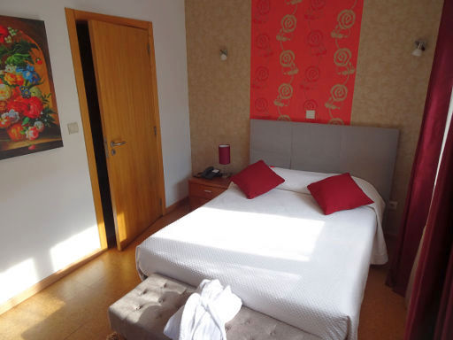 Hotel Santa Apolónia, Bragança, Portugal, Zimmer 101 mit Tür zum Bad, Doppelbett, Nachttisch, Bademantel und Beleuchtung