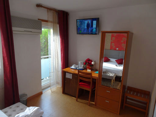 Hotel Santa Apolónia, Bragança, Portugal, Zimmer 101 mit Klimaanlage, Balkontür, Flachbildfernseher, Tisch, Stuhl, Kühlschrank, Wasserkocher, Schrank mit Spiegel und Minisafe und Kofferablage