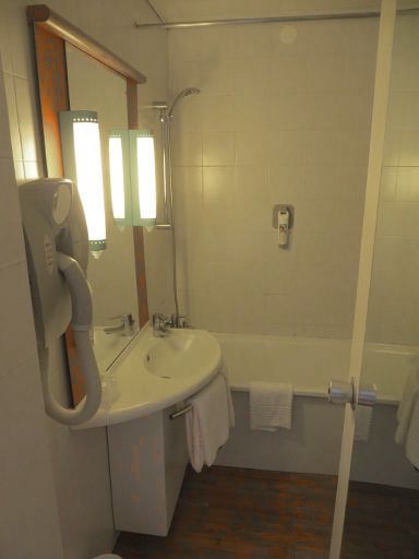 ibis Figueira da Foz Centro, Portugal, Bad mit Föhn, Waschtisch und Badewanne mit Duschfunktion