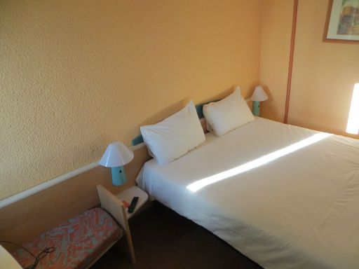 ibis Lisboa Oeiras, Lissabon, Portugal, Zimmer 16 mit Doppelbett, Nachttischleuchten, Kofferablage oder Sitzbank