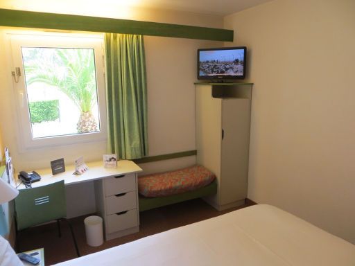 ibis Porto Sul Europarque, Portugal, Zimmer 104 mit Doppelbett, Tisch, Stuhl, Fenster, Kofferablage, Flachbildfernseher und Schrank