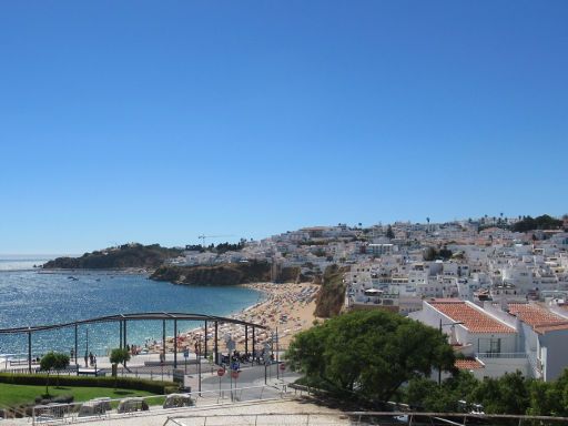 Albufeira, Portugal, Ausblick auf den Strand und die Altstadt