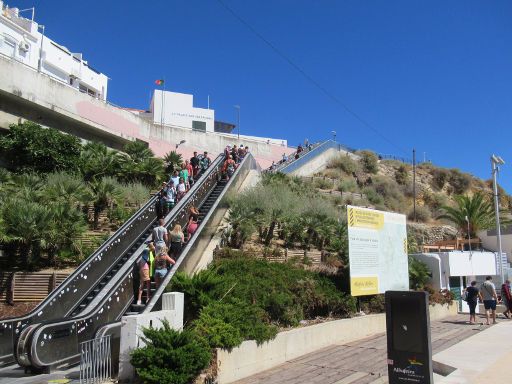 Albufeira, Portugal, Rolltreppen zum Strand und Beginn Fußgängerzone Altstadt