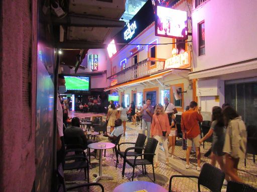 Albufeira, Portugal, Bar mit Fußball und kleine Clubs in der Fußgängerzone