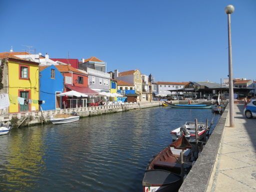 Aveiro, Portugal, Stichkanal im Zentrum, links Cais dos Botirões und rechts Cais dos Mercantéis