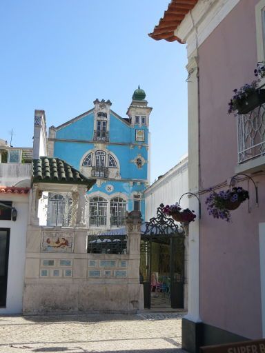 Aveiro, Portugal, Gasse im Hintergrund das Casa Major Pessoa