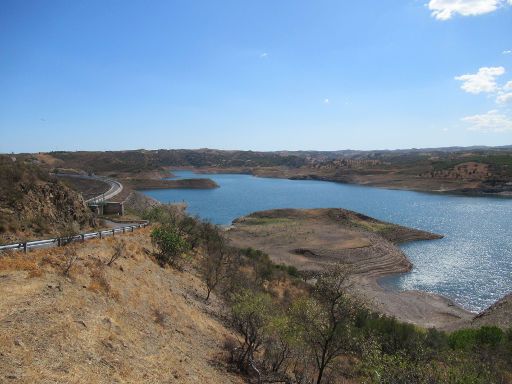 Talsperre, Beliche, Portugal, Ansicht der Staumauer Wasserstand August 2020