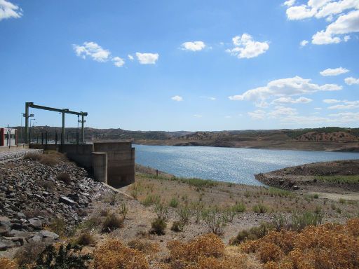 Talsperre, Beliche, Portugal, Staumauer Wasserstand August 2020