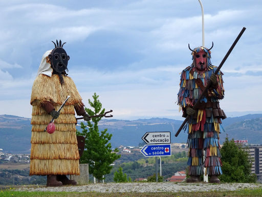 Bragança, Portugal, übergroße Figuren mit Kostümen aus dem Karneval auf einem Kreisverkehr